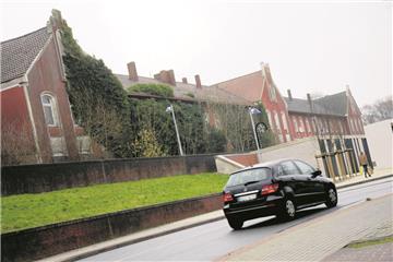 Soll das Bahnhofsgebäude das neue Domizil der Kreisvolkshochschule (KVHS) in Nordenham werden? Die KVHS hat hierzu eine Machbarkeitsstudie erstellen lassen, die bei der Entscheidung helfen soll. Doch trotz Studie sehen die Verantwortlichen offenbar noch Klärungsbedarf.