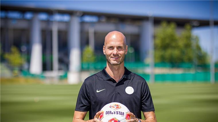 Neuer Trainer startet in Wolfsburg: Kader ist eine Baustelle Soll für Aufschwung sorgen: Wolfsburgs neuer Trainer Paul Simonis.