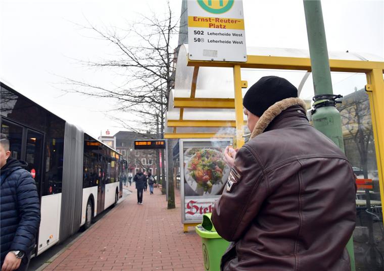 Nichtraucherschutz im Land Bremen: Keine Zigarette mehr an der Bushaltestelle? Soll jetzt auch noch das Rauchen an Bushaltestellen in Bremen und Bremerhaven verboten werden? Zurzeit wird das Verbot im Rahmen des Nichtraucherschutzes geprüft. Aber viele Politiker sind skeptisch. Wer soll das kontrollieren?