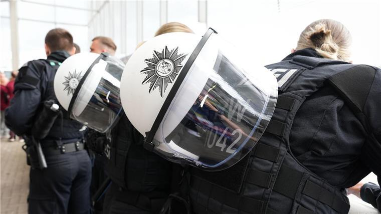 Sicherheit im Stadion: Darum geht’s beim Gipfel in München Sollen für Sicherheit sorgen: Polizistinnen und Polizisten im Stadion.
