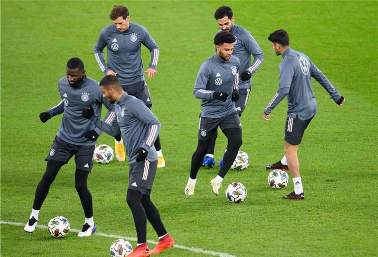 Sollte am Abend nicht gespielt werden können, würde die DFB-Elf höchstwahrscheinlich von der UEFA-Disziplinarkommission zum Sieger erklärt werden. Denn einen realistischen Ersatztermin gibt es nicht. 