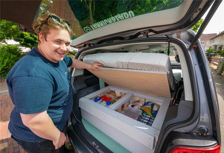 Yannick hat die Reise in den Norden und zu sich selbst begonnen Sollte reichen: Yannick Szabó hat seinen umgebauten VW Touran mit vielen Vorräten beladen. Am Mittwoch startete er seine zweimonatige Skandinavien-Tour.