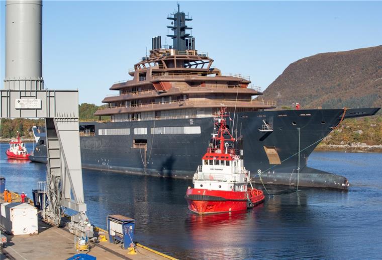 Wann kommt diese Luxusyacht? Sollte schon längst bei der Lloyd Werft sein: Die „REV Ocean“. Noch liegt sie in Norwegen.