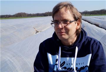 Sollten die Erntehelfer aus Osteuropa wegbleiben, hätte das schlimme Folgen für Spargelbauern wie Sascha Appel aus Bramstedt.
