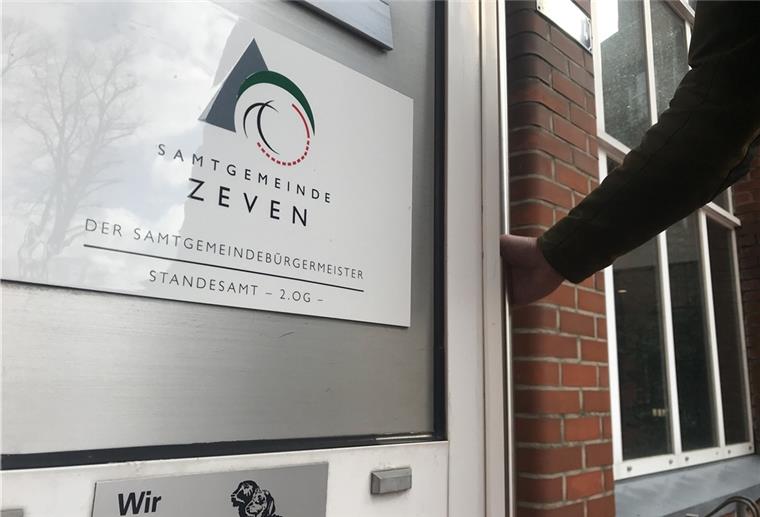 Corona: Das öffentliche Leben in Zeven steht still Sollten keine zwingenden Gründe vorliegen, so sollten Bürger vom Betreten des Zevener Rathauses absehen. Darum bittet Samtgemeindebürgermeister Henning Fricke. Die Kontaktaufnahme möge telefonisch oder per E-Mail erfolgen.