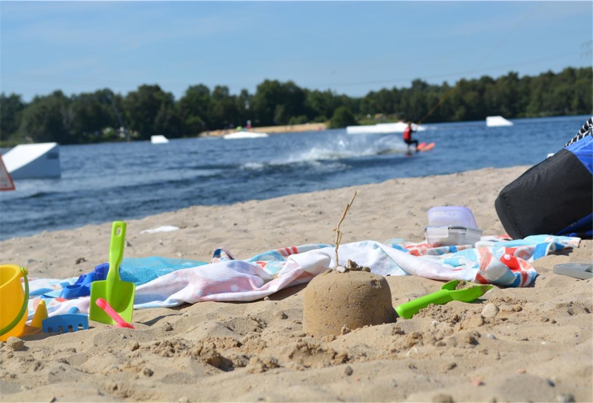 Endlich Feriengefühle Sommer, Sonne, Sand – während auf dem Spadener See manch einer mit dem Wasserski unterwegs war, ließen es andere ruhiger angehen. Fotos: Sauer