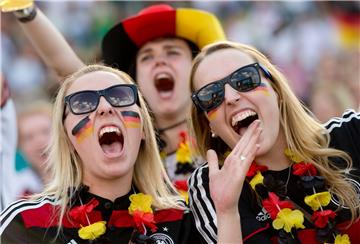 Sommer, Sonne, Schlaaand - auf solche Bilder hoffen die Fußball-Fans auch diesen...