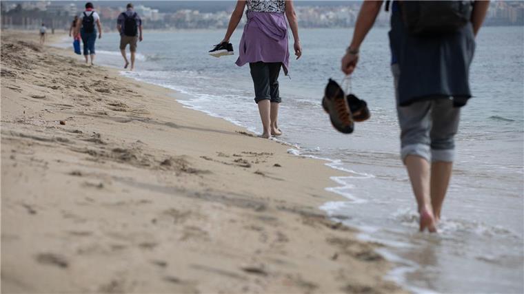 Sonnige Aussichten für Reisebranche – mehr Urlauber denn je Sommer, Sonne, Strand: Zu den beliebtesten Reisezielen der Deutschen zählt wieder einmal Spanien. (Archivbild)
