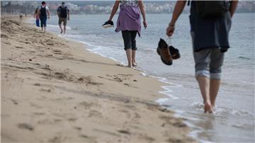Sommer, Sonne, Strand: Zu den beliebtesten Reisezielen der Deutschen zählt wieder einmal Spanien. (Archivbild)