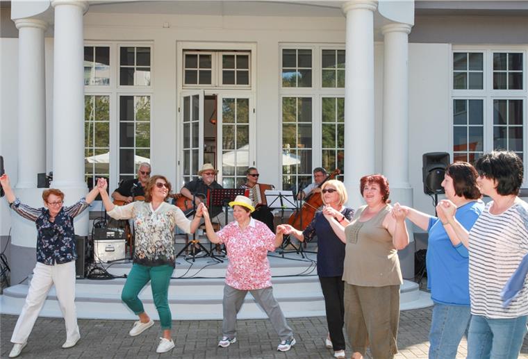 Jüdische Gemeinde aus Bremerhaven formiert sich Sommerfest 2019: Die liberale Menorah-Gemeinde hat dazu in den Garten der Villa Schocken in Bremerhaven eingeladen, an die 100 Gäste feierten mit Tanz und Gesang, es begleitete das Blancke-Trio.