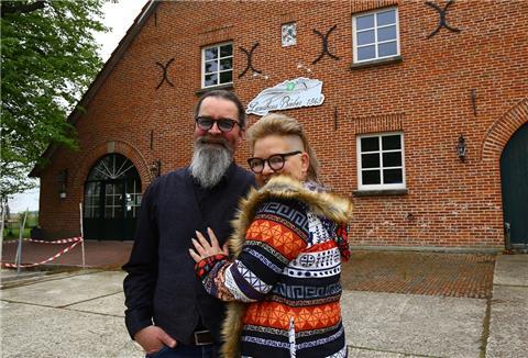 Sonja und Gernot Bieber haben 2009 einen alten Resthof auf der historischen Wurt Isens gekauft. Jetzt eröffnen sie hier die zum Café ausgebaute Scheune für Gäste.