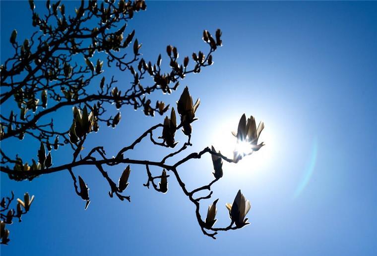 Bis zu 30 Grad am 1. Mai: Sommerfeeling droht Deutschland Hoch Quendolin bringt zum 1. Mai Temperaturen bis zu 30 Grad – Sonne pur, aber kein Regen in Sicht.