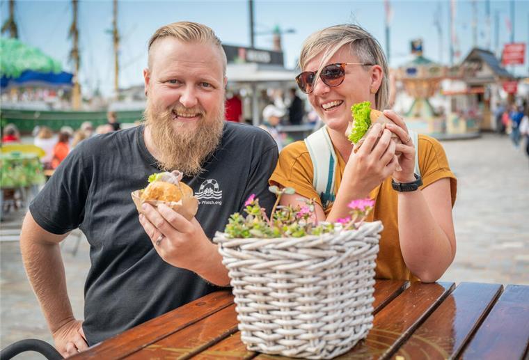 Sonne, Schiffe, gute Laune: Sarah und Sebi aus der Nähe von Nürnberg genießen lecker Fischbrötchen.