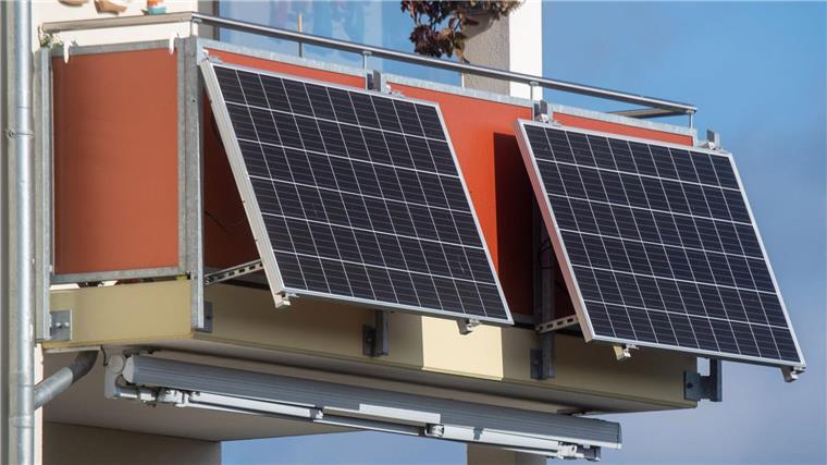 Zahl der Balkonkraftwerke in Niedersachsen steigt rasant Sonnenkollektoren sind an einem Balkon installiert.