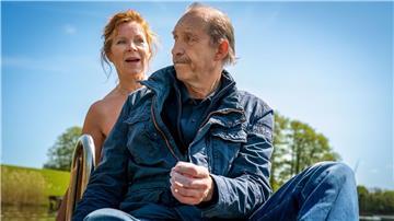 Sonnenschein Valeska (Marion Kracht) gibt keine Ruhe (mit Peter Heinrich Brix) in einer Szene aus „Zwei Erben sind einer zuviel“.