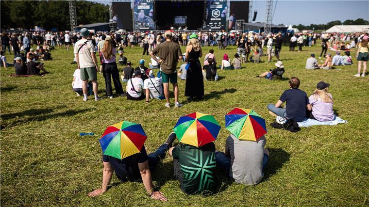 Fans trotzen der Hitze beim Hurricane-Festival Sonnenschutz gefragt: Beim Hurricane-Festival steigen die Temperaturen auf über 30 Grad.