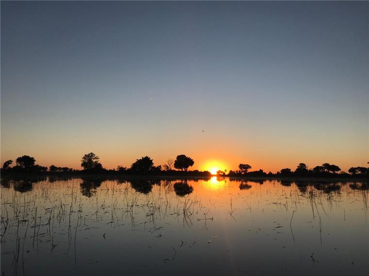 Frau aus Kirchtimke erlebt vor der Traumreise einen Höllentrip Sonnenuntergang in Botswana: Um diesen Anblick zu genießen, nahm Mila Krivokapic-Weisser aus Kirchtimke einiges auf sich.