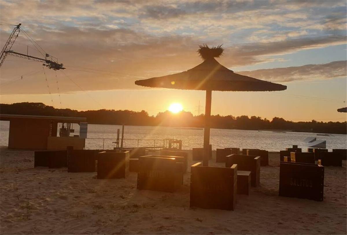 Partyfieber am Spadener See mit Cocktails und Salsa Sonnenuntergangsstimmung am Spadener See. Hier fühlt man sich wie in der Karibik.