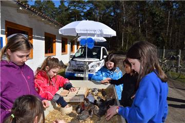 Sonniges Ende eines Aprilscherzes: Melina aus Wehldorf (rechts) und die anderen Kuschel-Bewerber genießen einen sonnigen Nachmittag mit den kleinen Küken.