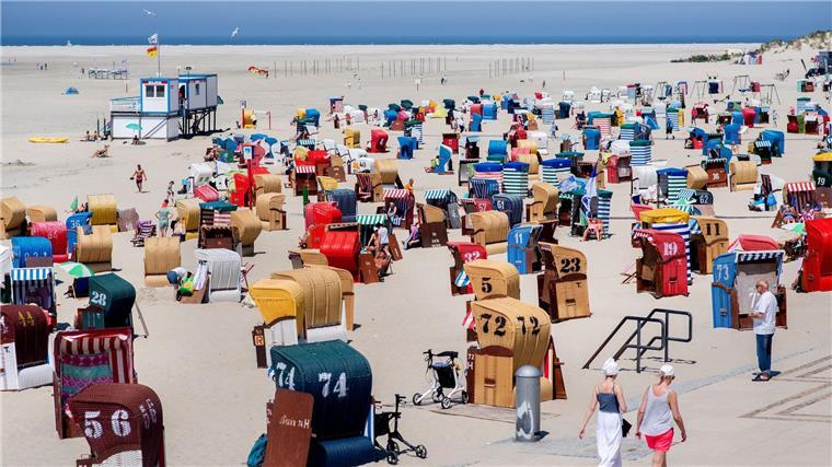 Halbzeit in Urlaubsregionen - „Zufrieden, nicht euphorisch“ Sonniges Strandwetter gab es in den ersten Wochen der niedersächsischen Sommerferien kaum. (Archivbild)