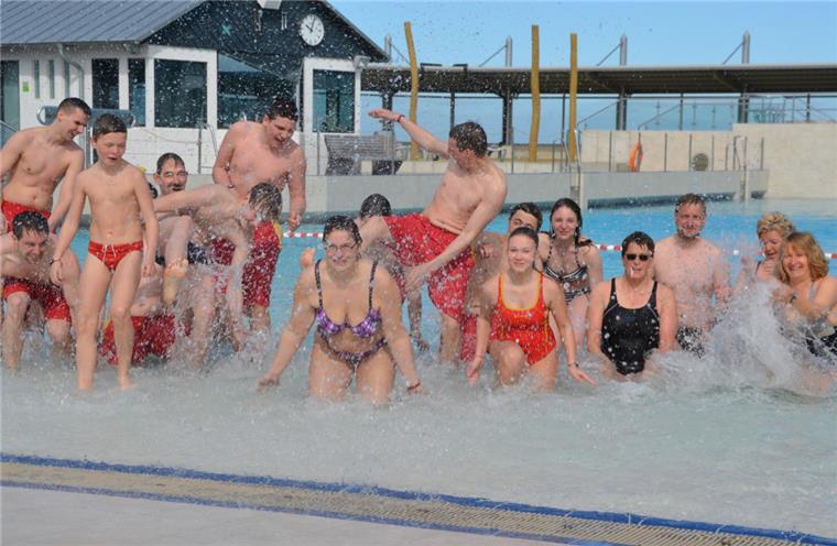 Zusammengefasst! Das war das Wochenende im nord24-Land Sonntag, 1. Mai, um kurz nach 10 Uhr im Watt'n Bad: Die ersten mutigen Wasserratten lassen die Fluten zum Start in die neue Saison ordentlich spritzen.