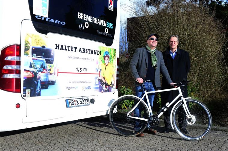 Mehr Abstand für Fahrradfahrer Sonnten sich im Glanz ihrer neuen Kampagne: ADFC-Chef Mark Ella (l.) und Robert Haase, Geschäftsführer der Verkehrsgesellschaft.