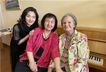Sontraud Speidel (Mitte) ist mit ihrer Kollegin Franziska Lee zu einem exklusiven Konzert ins Haus Christa gekommen. Sie gibt es zu Ehren ihrer langjährigen Freundin Barbara Schumann.
