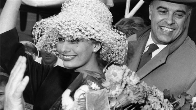 Sophia Loren - eine Diva wird 90 Sophia Loren mit ihrem Ehemann Carlo Ponti 1959 bei der Ankunft in Berlin. (Foto: Archiv)