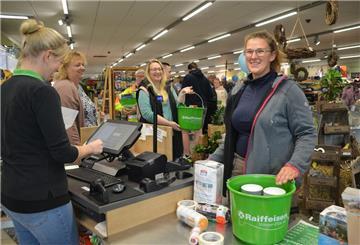 Sophie Brünjes (vorne an der Kasse) ist nur eine von ungezählten Kunden, die am Wochenende zum Jubiläum im Raiffeisen-Markt vorbeischauten und nicht nur Rabatte, sondern auch unterhaltsame Angebote für die ganze Familie gerne mitnahmen.