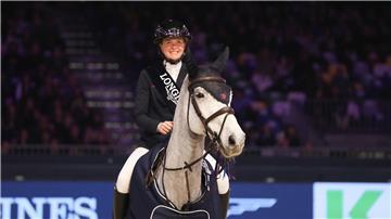 Sophie Hinners mischt mit einer Frauenmannschaft den Springsport auf.