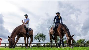 Sophie Hinners (r) und Richard Vogel sind das Traumpaar des Pferdesports.