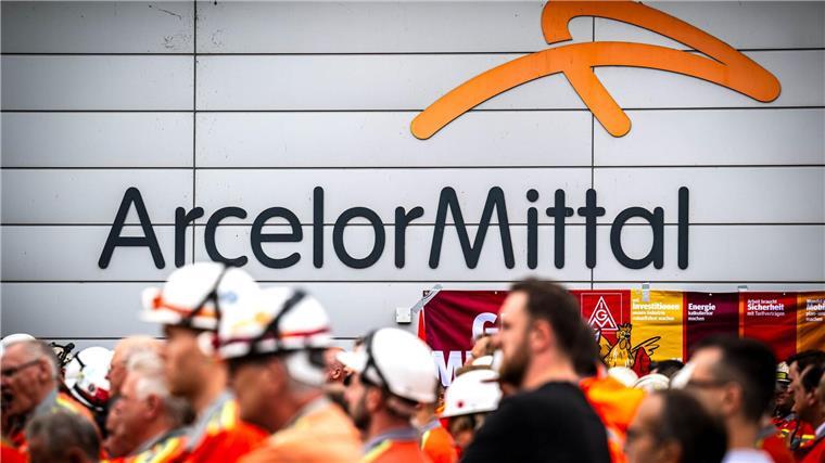 ArcelorMittal Bremen trotz Produktivität mit roten Zahlen Sorgen um die Zukunft: ArcelorMittal-Beschäftigte haben Ende Juni bei einer Kundgebung ihrem Ärger Luft gemacht.
