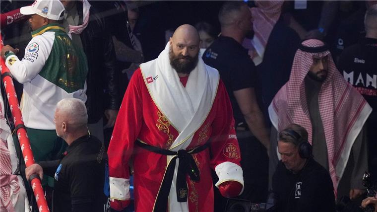Usyk bleibt Box-König - Nächster Mega-Kampf winkt Sorgte mit seinem Outfit wieder für Furore: Tyson Fury