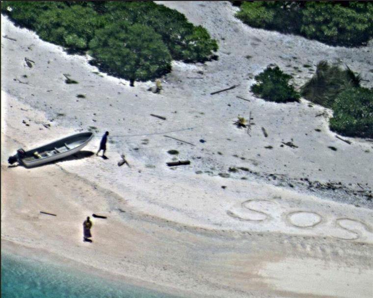 "SOS": Nachricht im Sand rettet zwei gestrandete Seeleute "SOS" im Sand: So haben gestrandete Seeleute in Mikronesien auf sich aufmerksam gemacht.