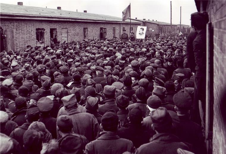 Sowjetische Soldaten bei einer Kundgebung nach der Befreiung im Kriegsgefangenenlager Sandbostel.