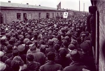Sowjetische Soldaten bei einer Kundgebung nach der Befreiung im Kriegsgefangenenlager Sandbostel.