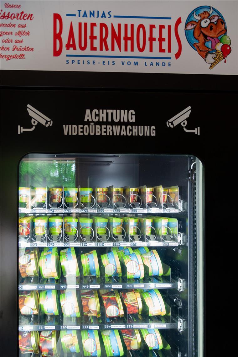 Was Radfahrer oder Wanderer über Melkhüs im Landkreis Cuxhaven wissen sollten Sowohl bei Tanja Kühne (Foto) in Hagen-Heine als auch bei Ada Fischer in Cuxhaven gibt es inzwischen zusätzlich Milchprodukte aus dem SB-Automaten.