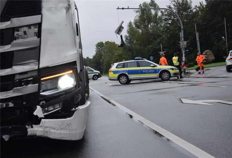 B212: Auto schleudert über die Kreuzung, Dreijährige schwer verletzt Unfallszene