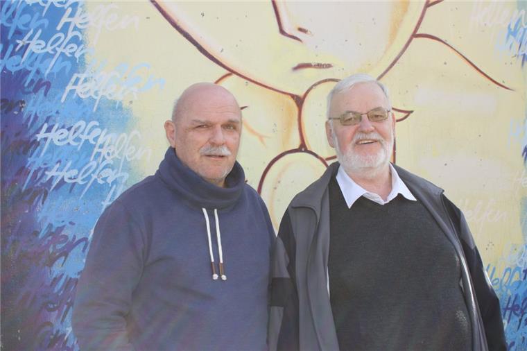 Sozialarbeiter Bernd Behrends (links) und Pastor Uwe Colmsee haben vor viereinhalb Jahren die Selbsthilfegruppe für Eltern mit erwachsenen psychisch kranken Kindern gegründet.