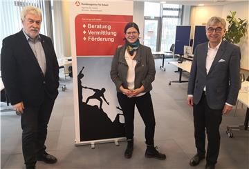 Sozialdezernent Uwe Parpart, Jobcenter-Geschäftsführerin Nina von Rittern und der Vorsitzende der Geschäftsführung der Agentur für Arbeit Bremen-Bremerhaven, Joachim Ossmann, haben den Arbeitsmarkt 2021 bilanziert.