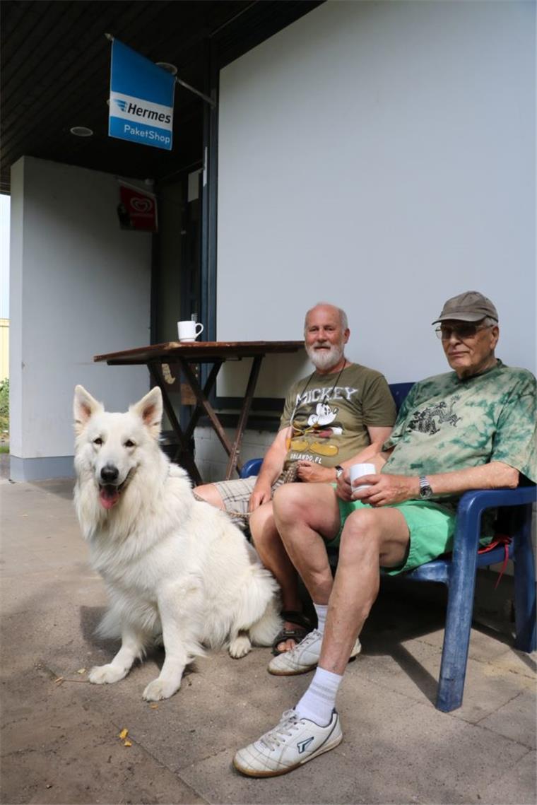 Kiosk in Eckernfeld macht für immer dicht Sozialer Treffpunkt: Wie fast jeden Tag treffen sich Heinrich Grotstück und Lutz Harms auf einen Schnack am Kiosk. Hund „Sam“ ist immer dabei.