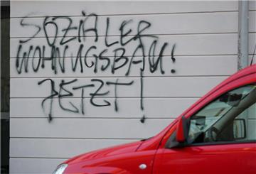 „Sozialer Wohnu(n)gsbau! Jetzt!“ steht an einer Hauswand. Daraus wird nichts. Zu teuer. Zu unwirtschaftlich. Der Landkreis erteilt der Gründung einer Wohnungsbaugesellschaft eine Absage.
