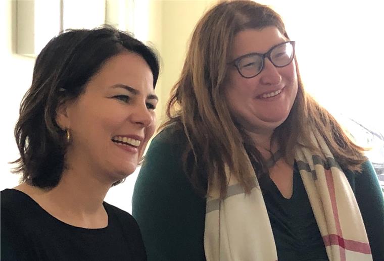 Regierungsposten für Bremerhavenerin in Berlin? Anja Stahmann (rechts) und Annalena Baerbock, zwei Frauen lächeln
