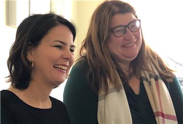 Anja Stahmann (rechts) und Annalena Baerbock, zwei Frauen lächeln