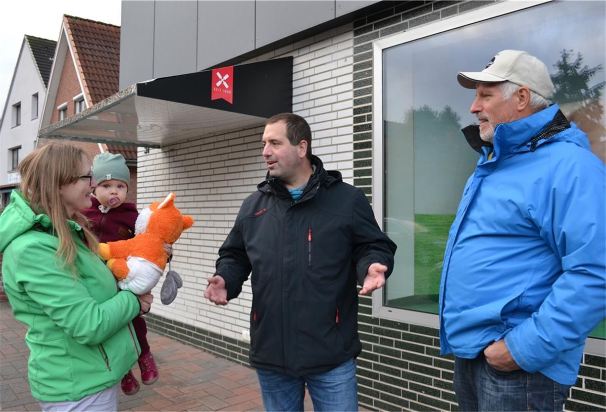 Spadens neuer Ortsbürgermeister Björn Rieke (CDU, Mitte), hier im Gespräch mit Sissy Steiner und Bernd Hencken, will die Bürger stärker an den Entscheidung beteiligen. Foto Hansen