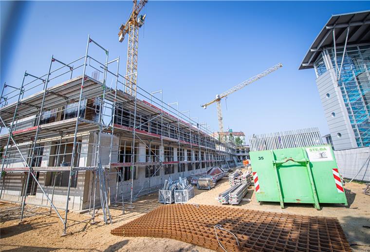 Bremerhaven: Hier wächst das neue Jobcenter in die Höhe Späte Grundsteinlegung für den Neubau des Jobcenters Bremerhaven. Die Arbeiter sind schon in der ersten Etage.