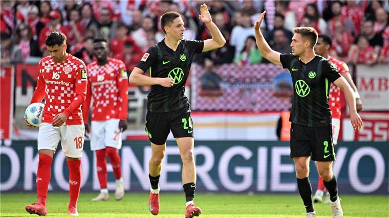 Debatte um Wolfsburg-Trainer Hasenhüttl geht weiter Später Ausgleich für Wolfsburg: Bence Dardai (li.) und Kilian Fischer (r.) jubeln