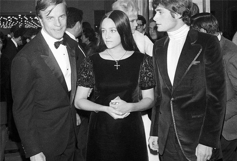 Später verklagten die beiden Schauspieler erfolglos die Produktionsfirma, weil Regisseur Franco Zeffirelli (links) eine Nacktszene von ihnen verlangte, aber sie während der Dreharbeiten noch minderjährig waren.