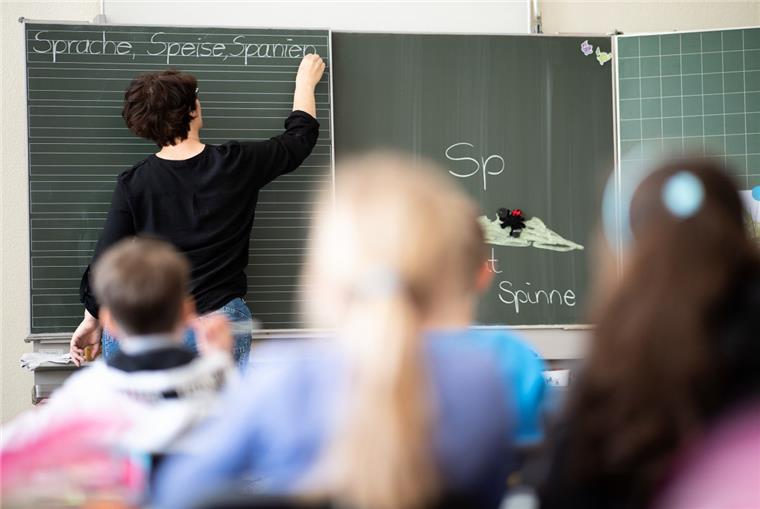 Spätestens bei der nächsten Grippewelle wird es zu massiven Unterrichtsausfällen kommen, sagt die Lehrergewerkschaft GEW voraus.
