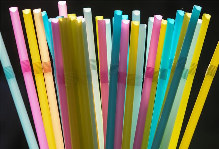 Spätestens im Sommer 2021 sollen sie aus den Regalen verschwinden: Strohhalme aus Kunststoff, Plastikteller und -gabeln sowie Wattestäbchen.